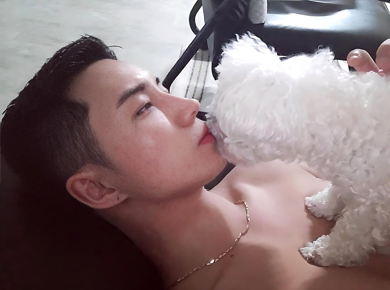 Hyungju Kissing His Dog and Cover Song By Roy Kim (Repost)
